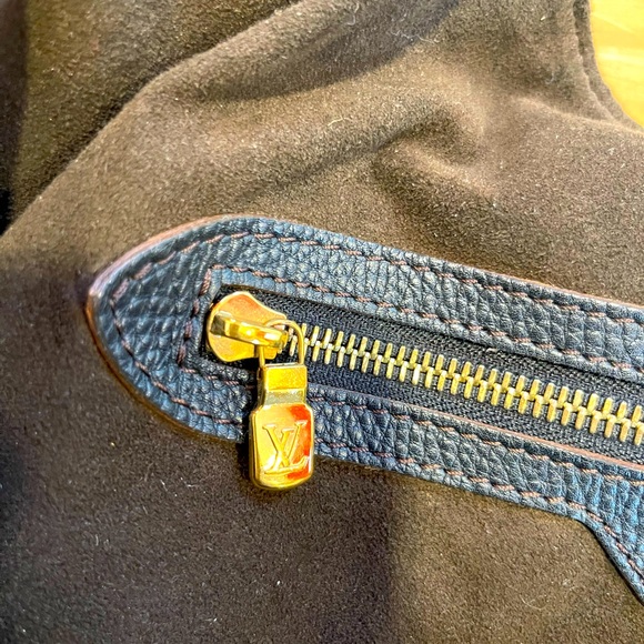 Louis Vuitton Shoulder Bag Monogram Mahina XL Black - Picture 7 of 11